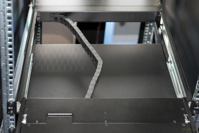 Konsola 19 LCD z touchpad KVM 8 portów 1U komplet kabli (8xDS-19231) klawiatura US